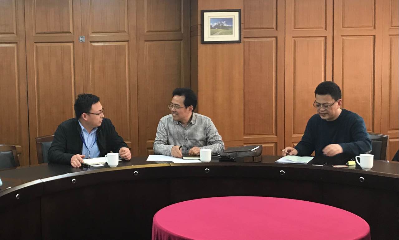 区人大常委会副主任张华一行"走帮服"来到业勤服饰